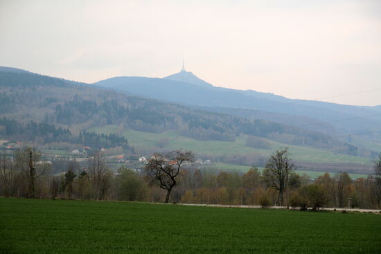 Unser Ziel- dort oben auf dem Jeschen ist unsere heutige Übernachtung geplant.