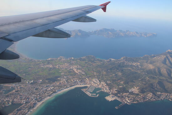 Endlich wieder auf der Insel! Landeanflug über die Bucht von Alcudia.