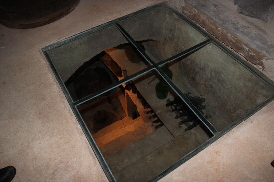 Detail in Es Calderes- Blick in den Keller