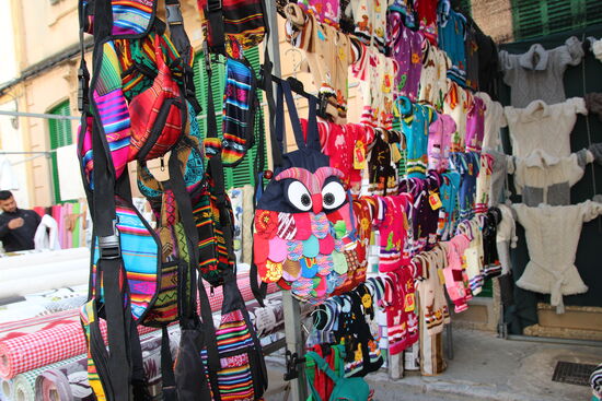 Eine Vielfalt von Erzeugnissen wird  auf dem Markt angeboten