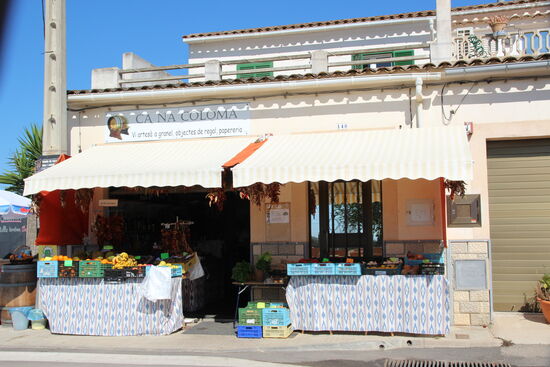 Hier im "Tante- Emma- Laden" am Eck kauften wir täglich Frisches für unsere Touren ein