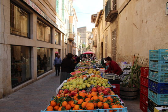 Frisches Obst in den Gassen von Porreres
