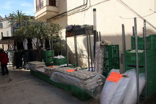 Bettzeug, Stoffe, Schuhe, Pflanzen- Markttag eben