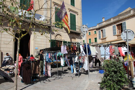 Ein Stand mit Textilien vor dem Rathaus der Stadt