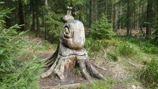 Hübsche Holzskulpturen am Wegesrand
