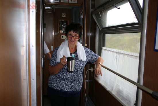 Das bin ich mit meiner Multifunktionstasse. Hier komme ich gerade von der "Morgentoilette".