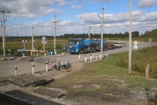 Hier sieht man, dass im wahrsten Sinne des Wortes die Straße hochgeklappt wird, wenn sich die Schranken schließen.