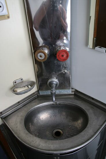 Aber wie gesagt. Nur verbraucht, nicht schmutzig. Waschen geht übrigens nur einhändig. Am Hahn muß man einen Stift eindrücken, dann läuft Wasser, solange man hält. 