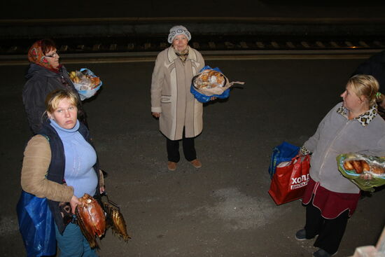 Die Babuschkas verkaufen frische Ware am Zug.