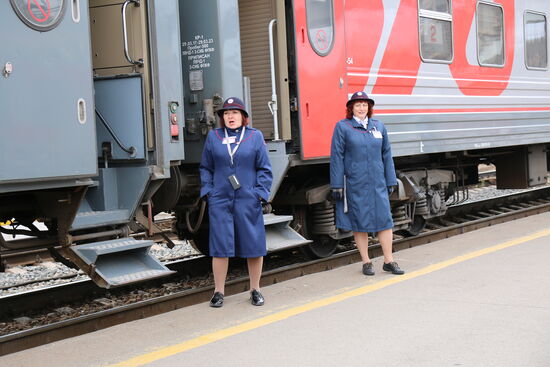 Das sind die Zugbegleiterinnen des nächsten Waggons.