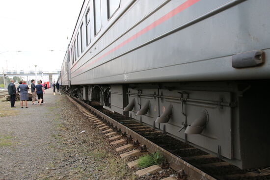 Wir sind der letzte Waggon. Das bedeutet, Ausstieg außerhalb des Bahnsteiges.