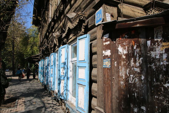 Oft befinden sich die Fenster der alten Häuschen auf Bodenebene. Das ist dem Permafrost geschuldet.