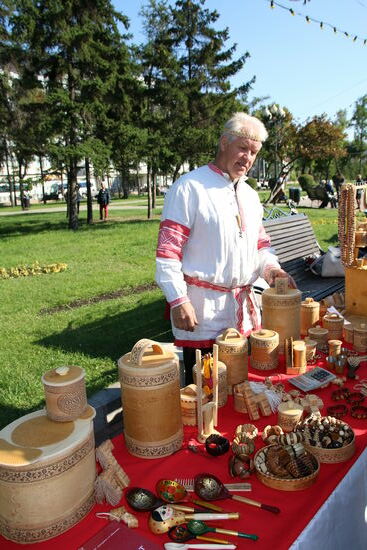 Verkauf von Gefäßen aus Birkenrinde und anderen Gebrauchsgegenständen in einer Parkanlage