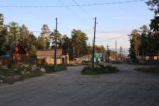 Die Hauptstraße von Arschan. Links das grüne Gebäude ist ein Lebensmittelgeschäft.