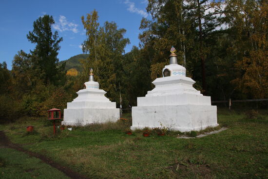 Zwei Stupas