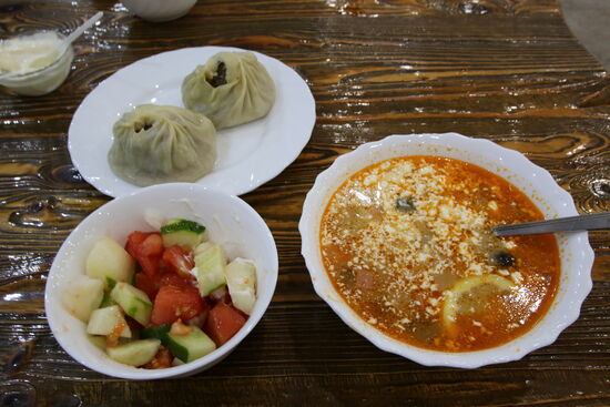 Unser Mittagessen. Soljanka, Salat und Buusy