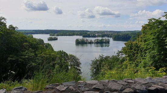 Blick vom Reiherberg auf den Haussee und den Ort Feldberg