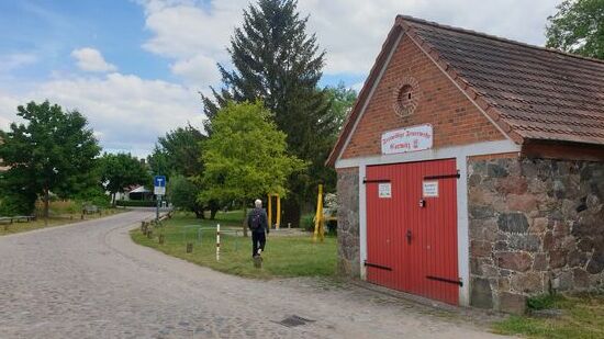 Am Dorfplatz in Carwitz