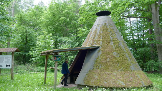 Gleich zu Beginn der Tour der Nachbau einer Köhlerhütte.