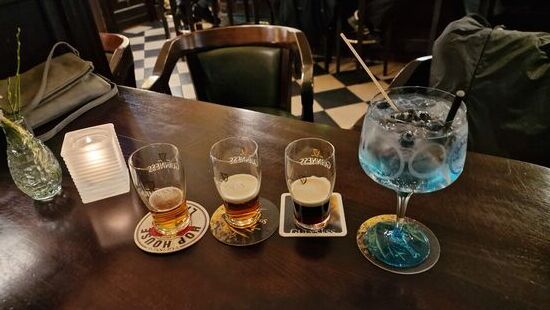 Abendessen un  -trinken im hauseigenen Pub