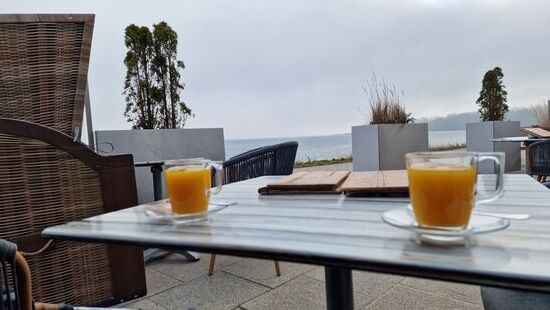 Sanddornsaft mit Rum beim Blick auf die Halbinsel Wustrow