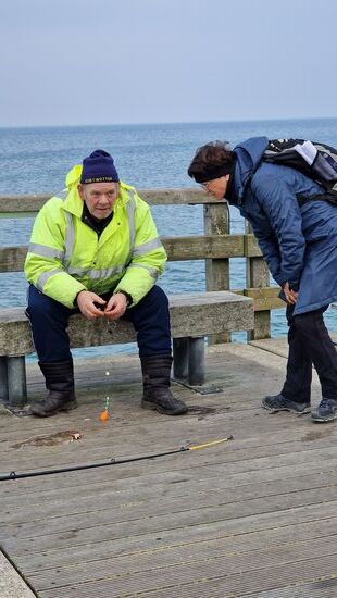 Fachsimpeleien mit einem einheimischen Angler auf der Seebrücke in Heiligendamm