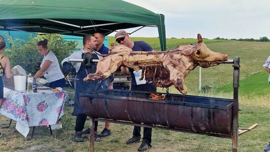 Festtagsessen. Schwein am Spieß.