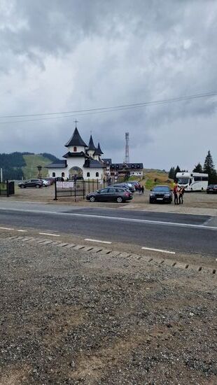 Direkt auf dem Pass- das Prilop- Kloster