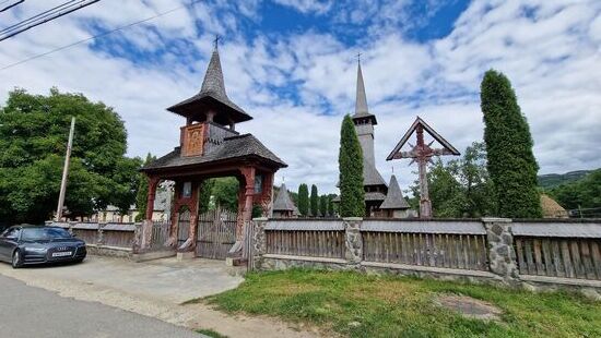 Kirche am Ortsausgang linksseitig in Richtung Wald