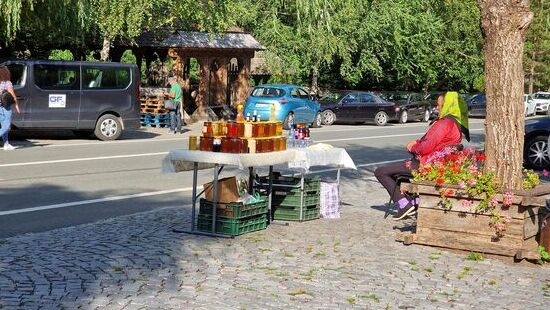 An einem großen Wasserfall an der Straße , natürlich ein Touristenmagnet, findet man viele Händler