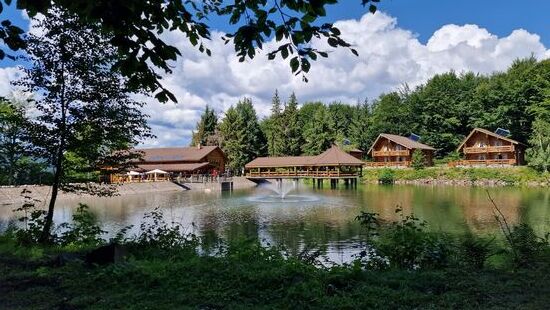 Die Hütten  hinten rechts kann man mieten.