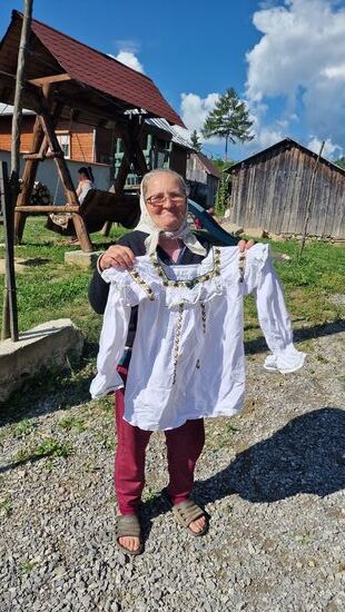 Die stolze Oma mit ihrer Arbeit