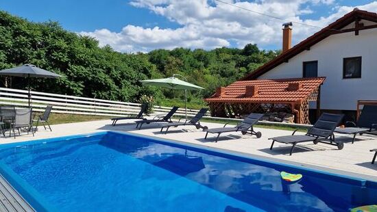 Der Pool unserer Pension. Sehr gut klimatisiert, sauber, einladend.