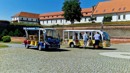 Minibusse an der Zitadelle