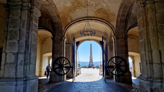 Blick durch ein Tor zum Obelisken