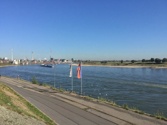 Das ist der Rhein bei Krefeld. Viel Industrie &amp; weiter Blick.