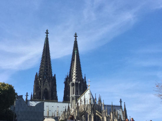 Der Kölner Dom vom Radweg aus gesehen.