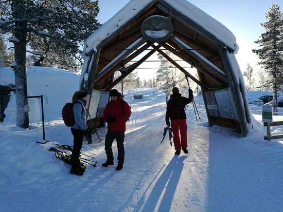 Der Start unserer ersten richtigen Schneeschuhtour beim Langlaufzentrum Kiilopää Fjell Center.