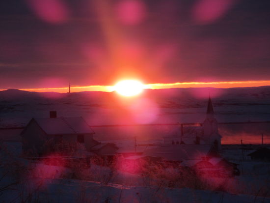 Als ob die Nesseby kirke nicht bereits ohne den Sonnenuntergang unglaublich schön gewesen wäre...