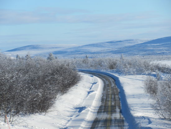 Blick auf die sanfte Berglandschaft der norwegischen Provinz Finnmark jenseits des Tenojoki.