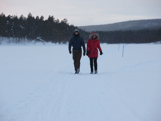 Entlang der Schneemobilspuren auf dem zugefrorenen Lemmenjoki-Fluss.