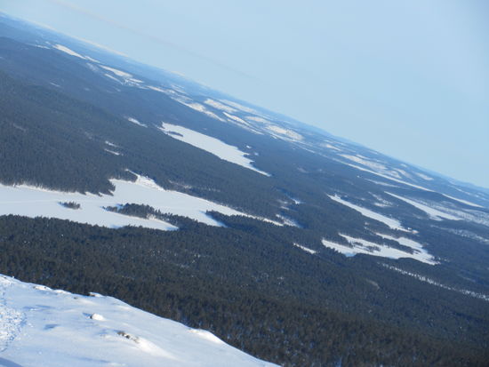Blick auf den Lemmenjoki-Fluss (Bildmitte) und den Norden des Nationalparks. In weiter Ferne ist bereits die norwegische Seite zu erahnen.
