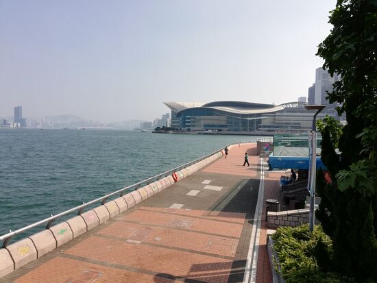 Auf der Landzunge im Hintergrund weht seit 1997 statt der Britischen wieder die Chinesische Flagge.