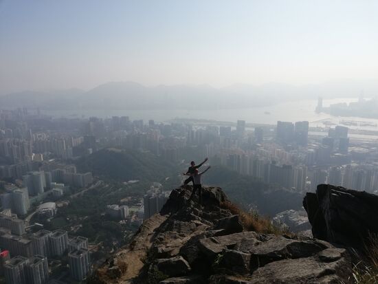 Suicide Wall mit Kowloon im Vorder- und Hong Kong Island im Hintergrund