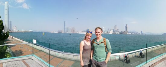 Der Hafen von der anderen Seite. Im Hintergrund liegt Kowloon.