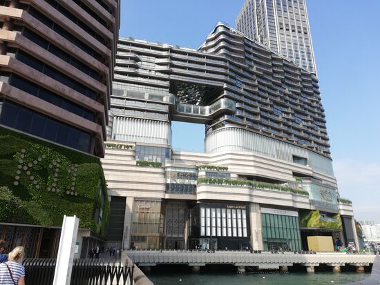Erst ganz im Süden Kowloons am Hafen beginnt sich das Bild vom reichen Hong Kong zu bestätigen.