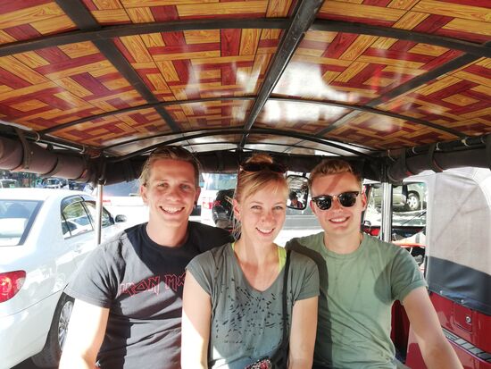 Mit dem Tuk Tuk zurück in die Stadt mit unserem Reisebuddy Rinze.
