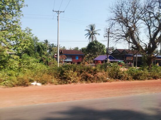 Während der Busfahrt zog der Süden Kambodschas an uns vorbei. Ganz schön staubig während der Trockenzeit!
