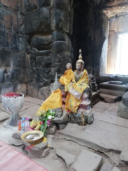 Bei allem Tourismus darf man nicht vergessen, dass die Tempel hier auch heute noch heilige Stätten darstellen. Also Schuhe aus und Klappe zu!