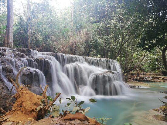 Eine Kaskade der Kuang Si Wasserfälle
